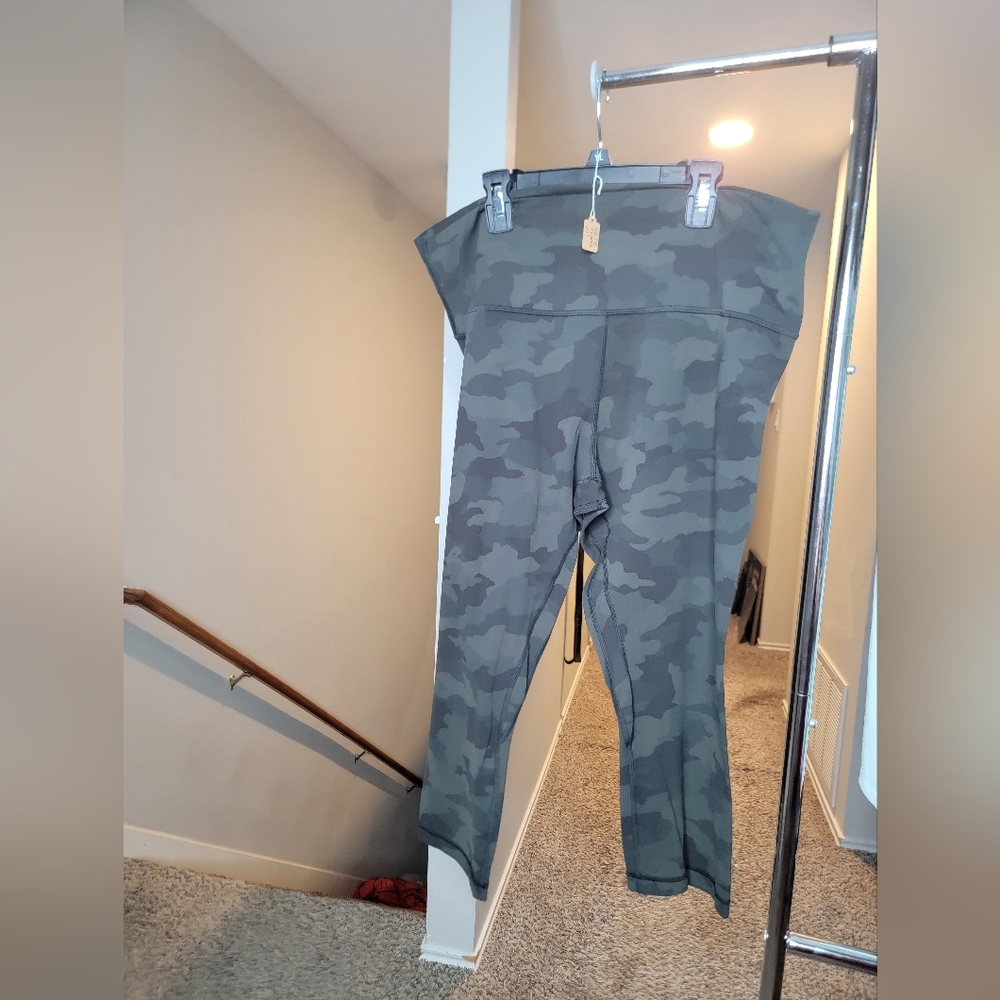🍋 NWOT Lululemon Green Camo sz 18 "Like New" Aligns cropped 21" inseam